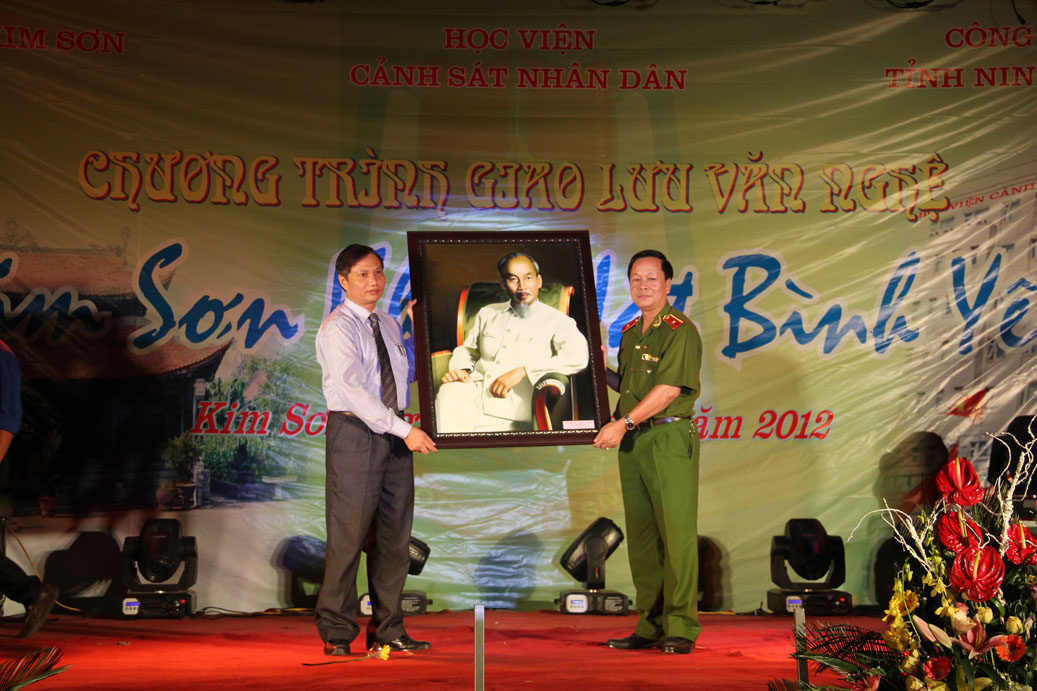 Huyện ủy UBND huyện Kim Sơn tỉnh Ninh Bình tặng quà lưu niệm cho đồng chí thiếu tướng GS.TS Nguyễn Xuân Yêm giám đốc Học viện CSND